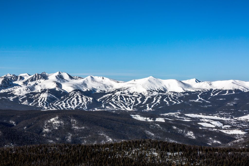 Impacto de la Baja Nieve: Vail Resorts Reporta Caída de Visitantes en el Turismo de Esquí