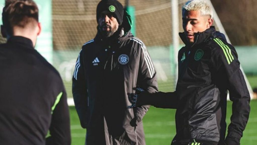Julián Araujo Impacta en su Debut con el Celtic Tras la Destitución del Técnico