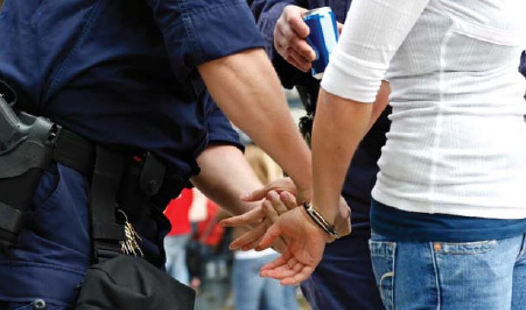 Detención de empleada por extorsión y desfalco millonario en Michoacán