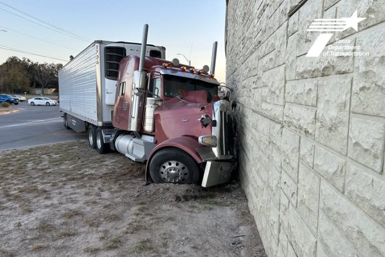 Alerta de Tráfico en Edinburg tras choque con tráiler