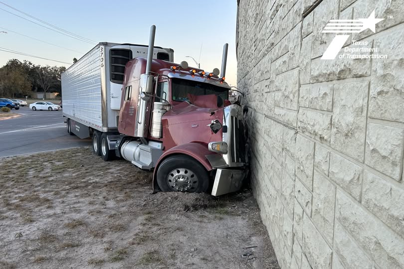 Alerta de Tráfico en Edinburg tras choque con tráiler