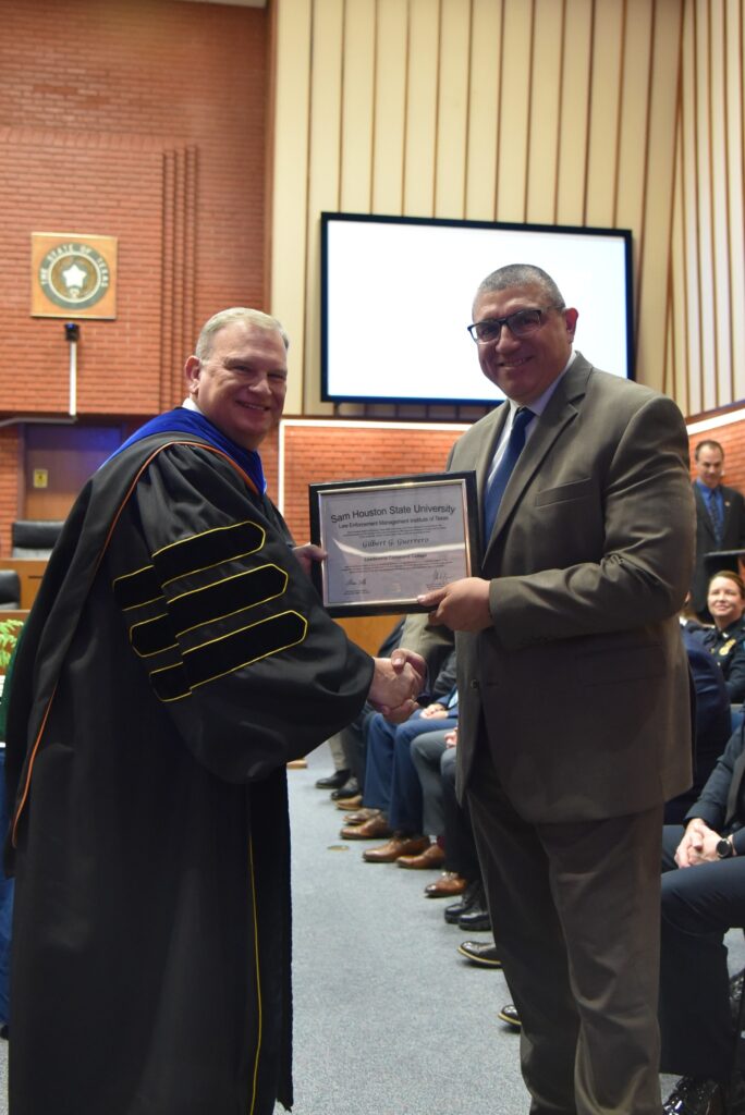 Jefe Gilbert Guerrero se gradúa del Leadership Command College de LEMIT