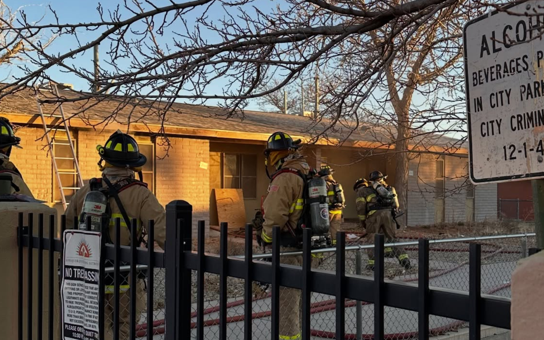 Bomberos Controlan Incendio en Estructura Residencial Abandonada en Albuquerque