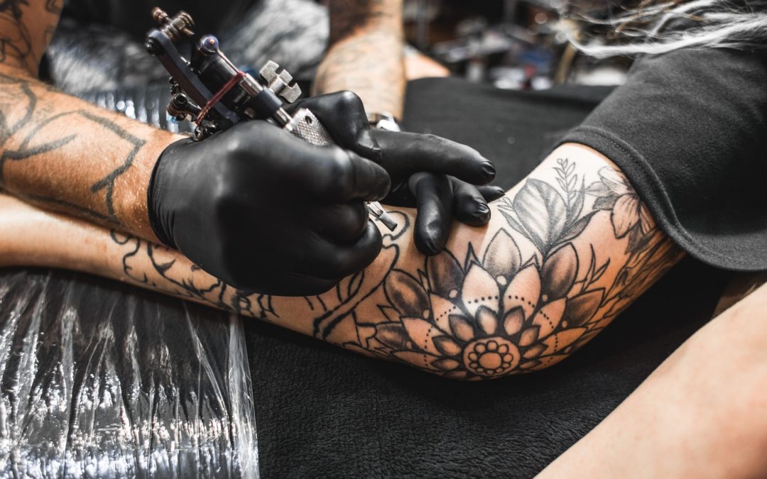 Tatuador de Colorado, Darren Arellano, Establece Récord Guinness en Sesión de Tatuaje de 64 Horas