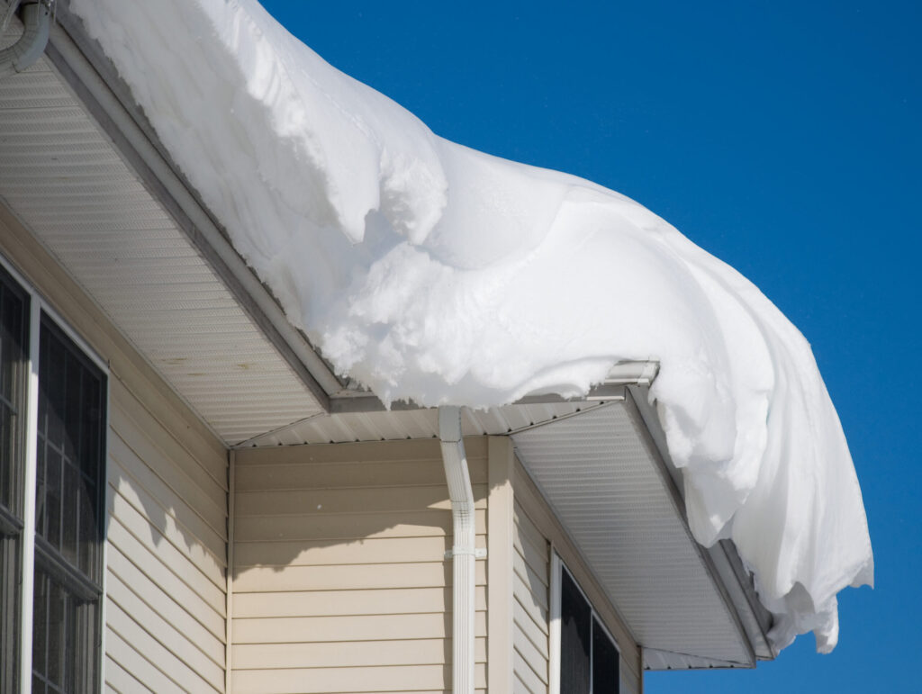 Daños en techos por nieve y hielo: un problema creciente en Rhode Island