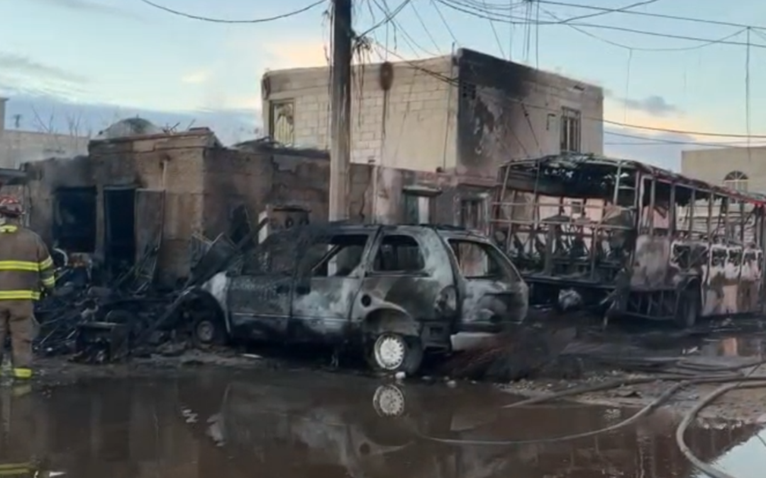 Incendio en Ciudad Juárez causado por cortocircuito destruye vivienda y vehículos