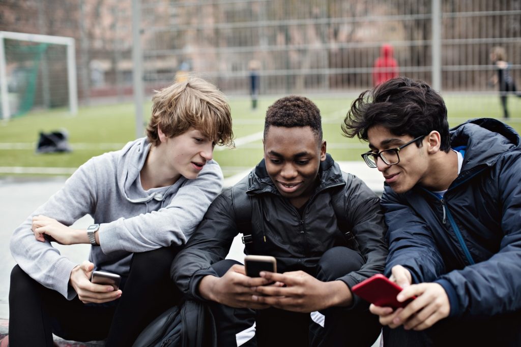 Kansas Debate sobre el Veto Escolar de Celulares: ¿Prohibición o Recomendación?