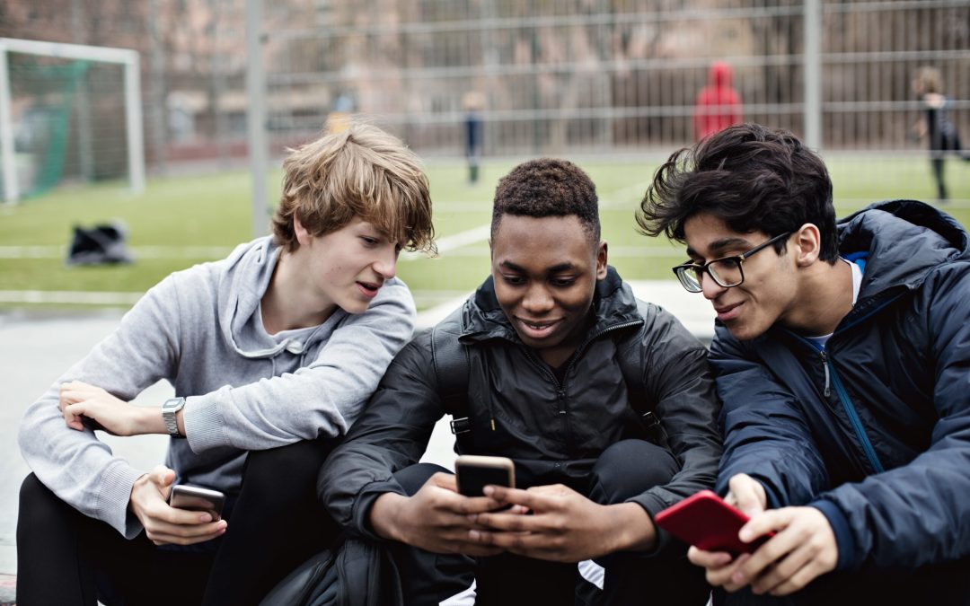 Kansas Debate sobre el Veto Escolar de Celulares: ¿Prohibición o Recomendación?