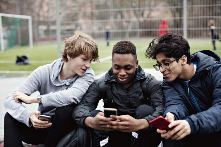 Kansas Debate sobre el Veto Escolar de Celulares: ¿Prohibición o Recomendación?