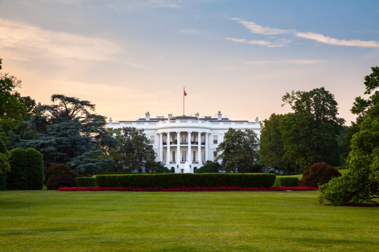 Nueva ley busca fortalecer la seguridad aérea tras colisión mortal en Washington D.C.