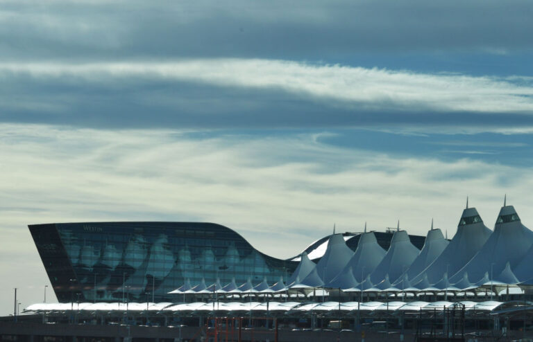Demoras y Cancelaciones de Vuelos en Denver Debido a Vientos Fuertes