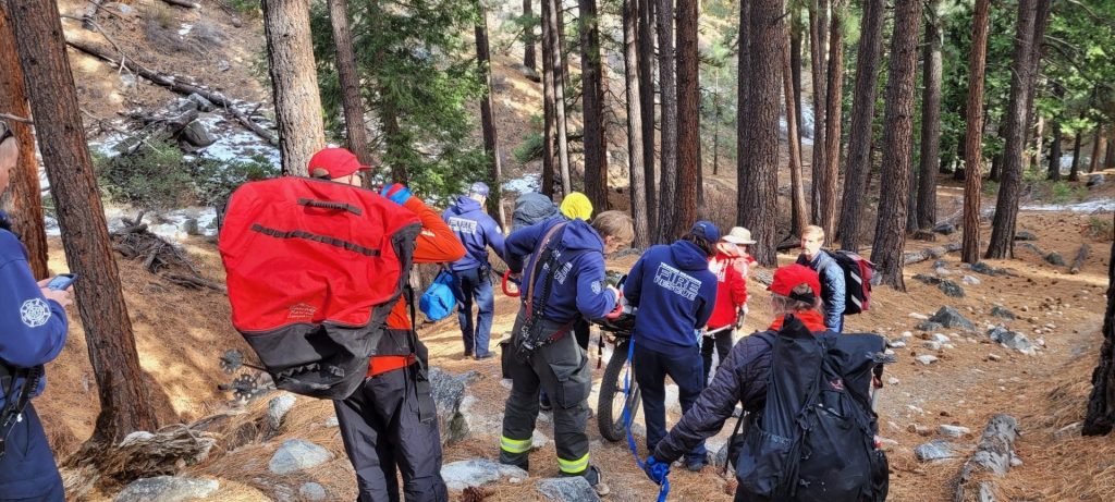 Rescate Invernal: Éxito en la Operación para Salvar a Excursionista Herido en Ophir Creek