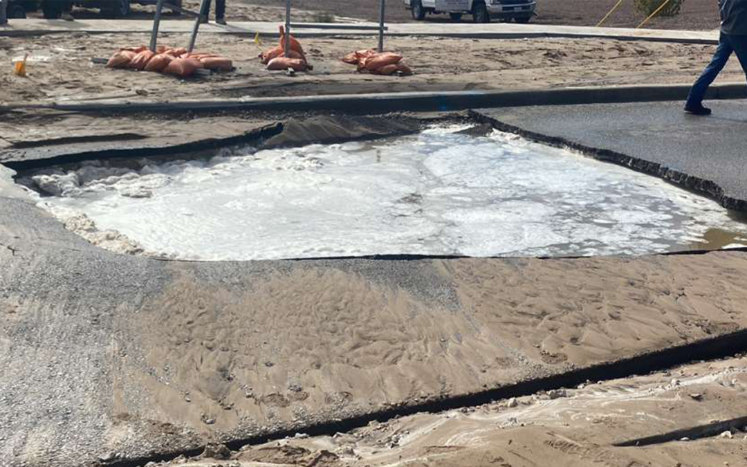 Ruptura de tubería de agua en El Paso causa problemas en Rojas Drive y Hidden Gem