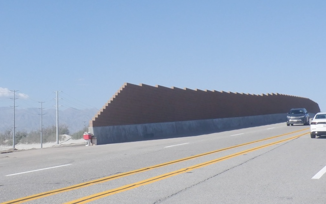 Palm Springs Finaliza el Muro Contra el Viento en Gene Autry Trail para Aumentar la Seguridad Vial