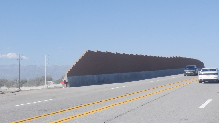 Palm Springs Finaliza el Muro Contra el Viento en Gene Autry Trail para Aumentar la Seguridad Vial