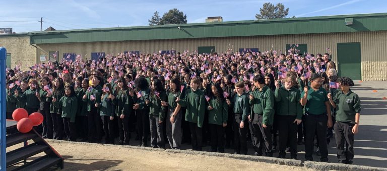 Récord Guinness: 480 Estudiantes de Coral Academy Recitan la Constitución de EE. UU.
