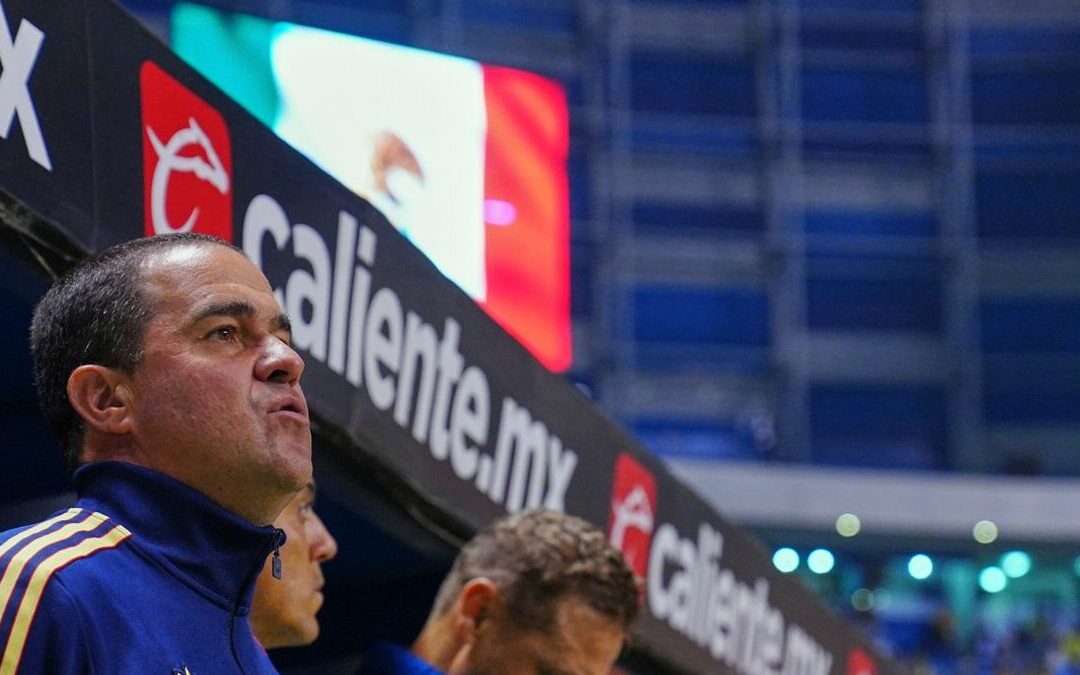 André Jardine Impacta al Cantar el Himno Nacional Mexicano Antes del Partido ante Puebla