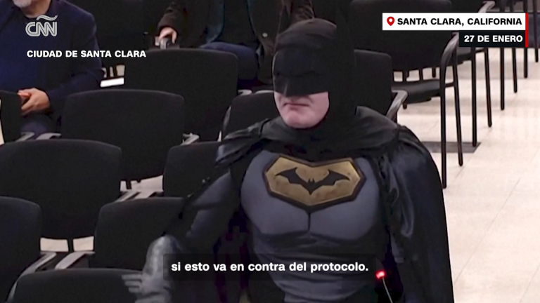 Hombre disfrazado de Batman protesta contra ICE en asamblea pública de Santa Clara