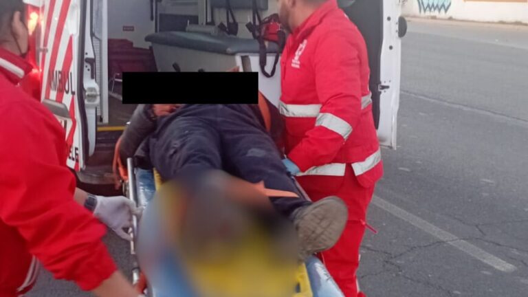 Accidente en el Periférico de Lerdo: Motociclista Hospitalizado Tras Arrollar a Peatón