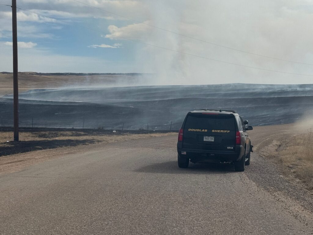 Incendio en Condado Douglas: 500 Acres Consumidos y Evacuaciones por Orden Oficial