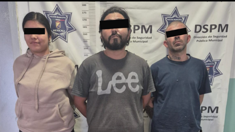 Persecución de alta velocidad en Mexicali concluye con la detención de tres por posesión de arma prohibida
