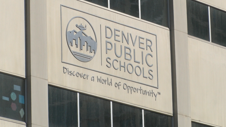 Denver Public Schools Considera Zonas Seguras para Proteger a Estudiantes Inmigrantes