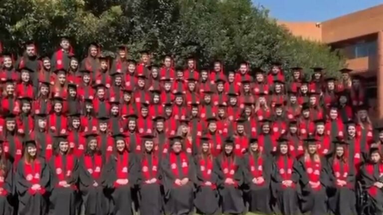 Templete colapsa durante graduación en la Ibero: video se vuelve viral