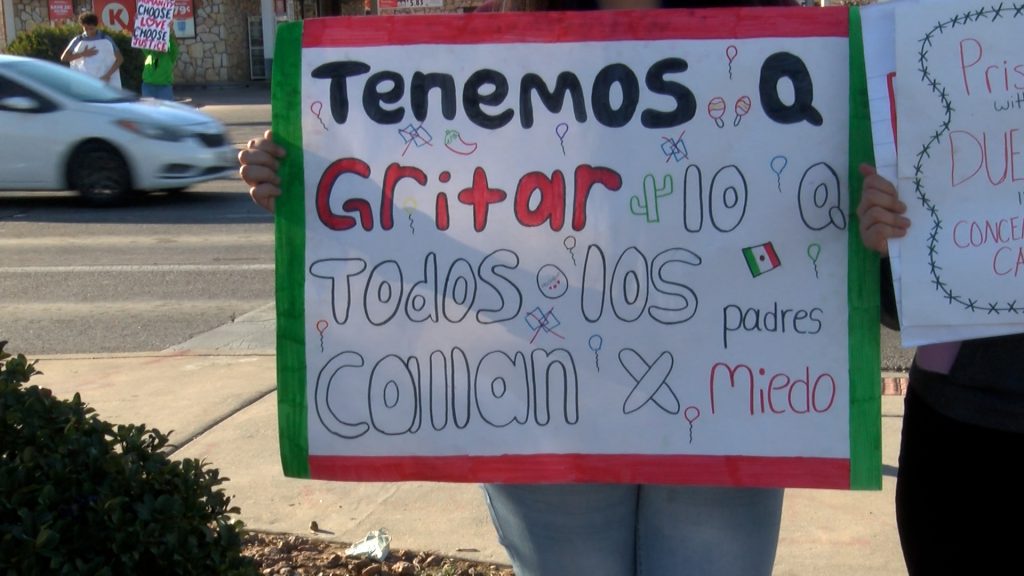 Estudiantes de la Preparatoria Irvin Exigen Justicia Migrante en Protesta