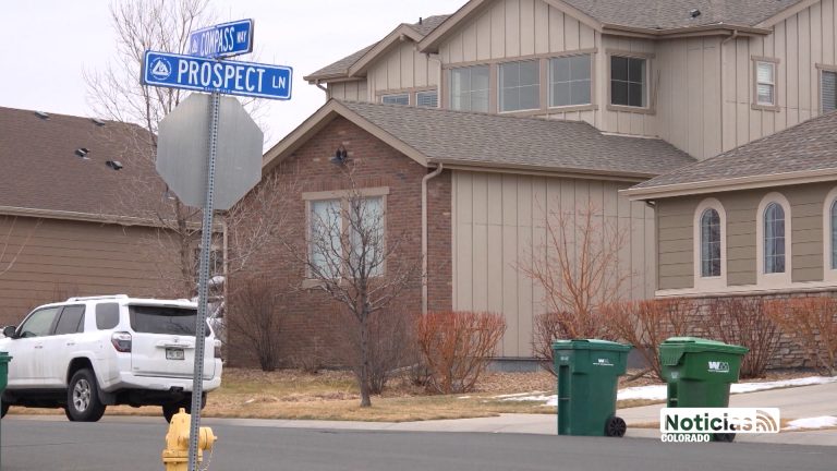 Sospechoso prófugo tras persecución y choque en Broomfield; la investigación avanza