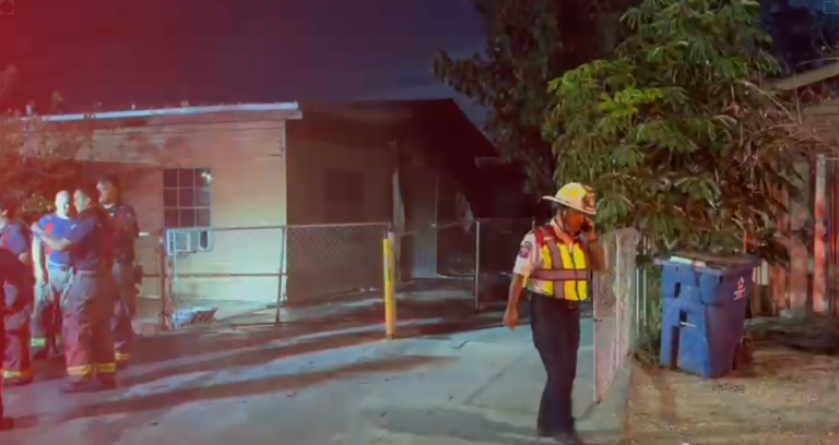 Bomberos luchan contra incendio en el este de Brownsville