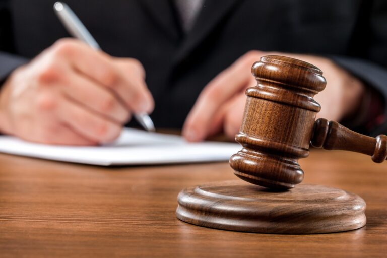 Fraude COVID-19: Hombre Sentenciado por Usar Fondos de Ayuda para Comprar un Campo de Golf