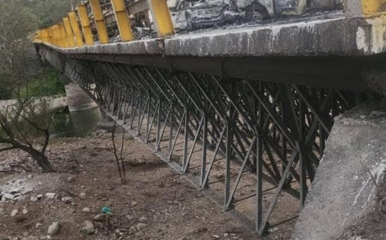 Demolición del Puente Dañado en Puerto Vallarta: Las Consecuencias de la Quema de Vehículos