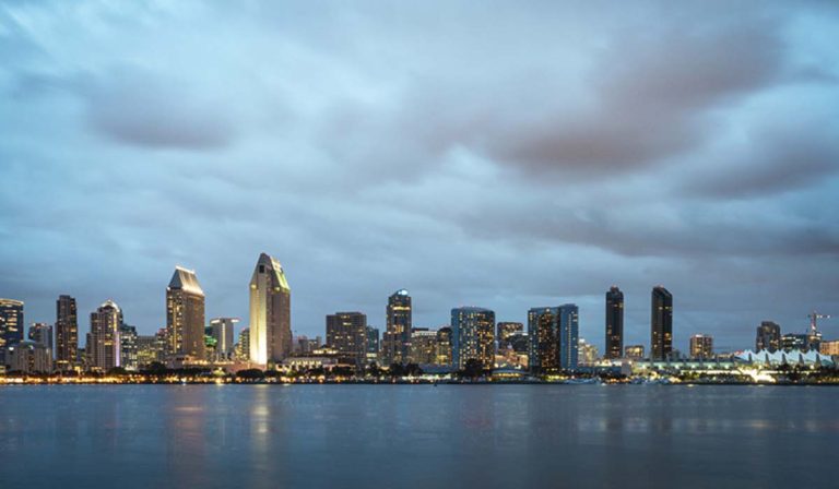 Tormenta en San Diego causa más de 200 retrasos de vuelos y accidentes en carreteras