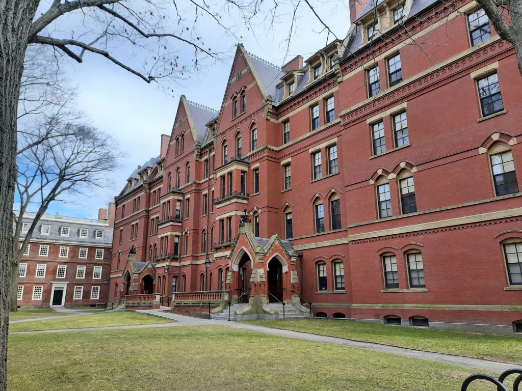 Trump exige a Harvard un acuerdo de mil millones para restaurar financiamiento federal