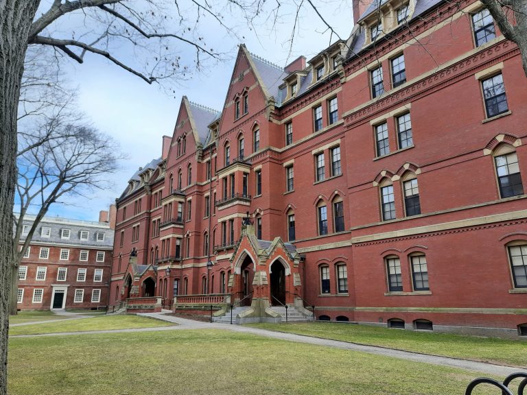 Trump exige a Harvard un acuerdo de mil millones para restaurar financiamiento federal