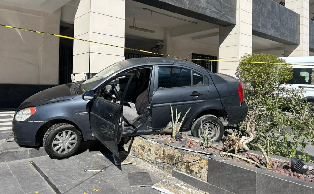 Conductor ebrio provoca accidente en Palacio Federal de Torreón al chocar contra un árbol