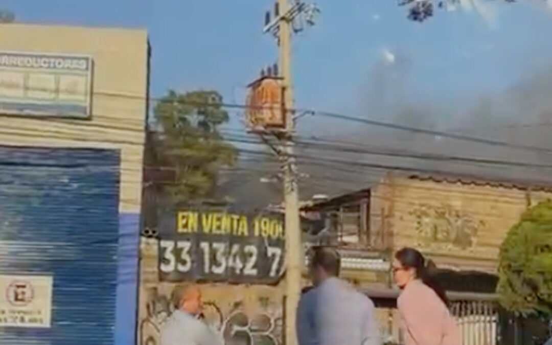 Incendio en Bodega en La Aurora, Guadalajara: Últimos Detalles y VIDEO