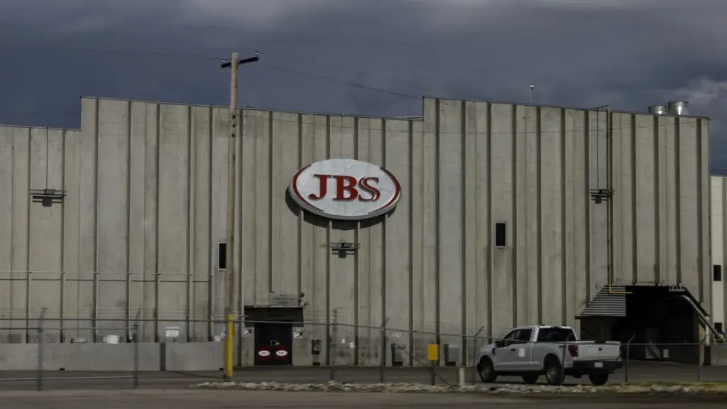 Trabajadores de JBS en Greeley Autorizan Huelga Tras Ocho Meses de Negociaciones Laborales