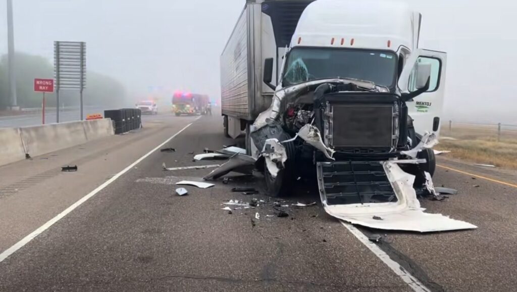Accidente en la I-69C en Edinburg involucra dos tráileres y deja conductor herido