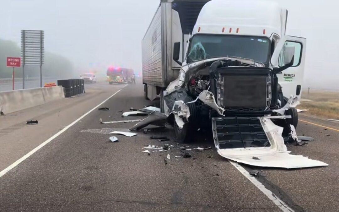 Accidente en la I-69C en Edinburg involucra dos tráileres y deja conductor herido