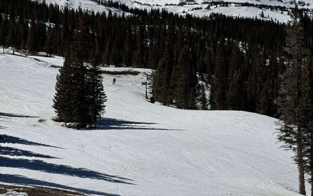 Cierres Anticipados en las Estaciones de Esquí de Colorado tras Inusual Invierno Cálido