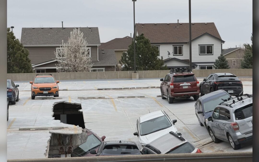 Estacionamiento de Denver colapsado: Vehículos atrapados y cierre prolongado