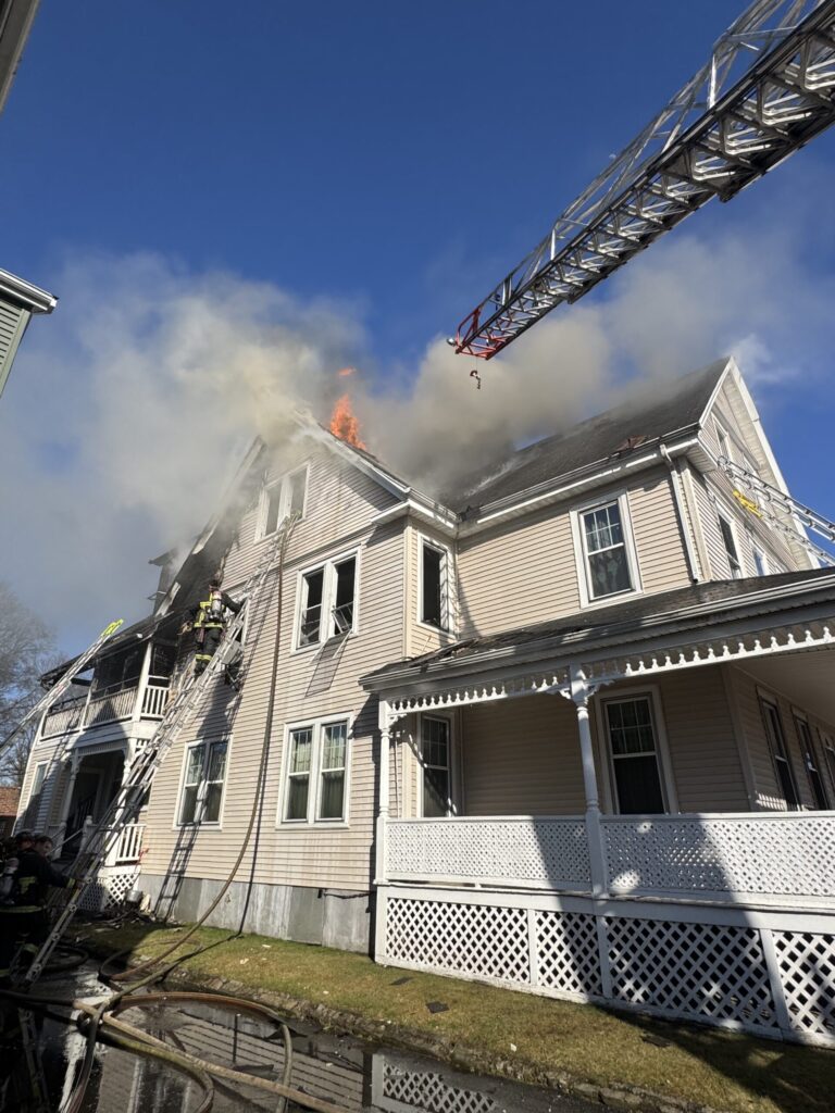 Incendio en Hyde Park, Boston: Vivienda Multifamiliar Evacuada Sin Heridos