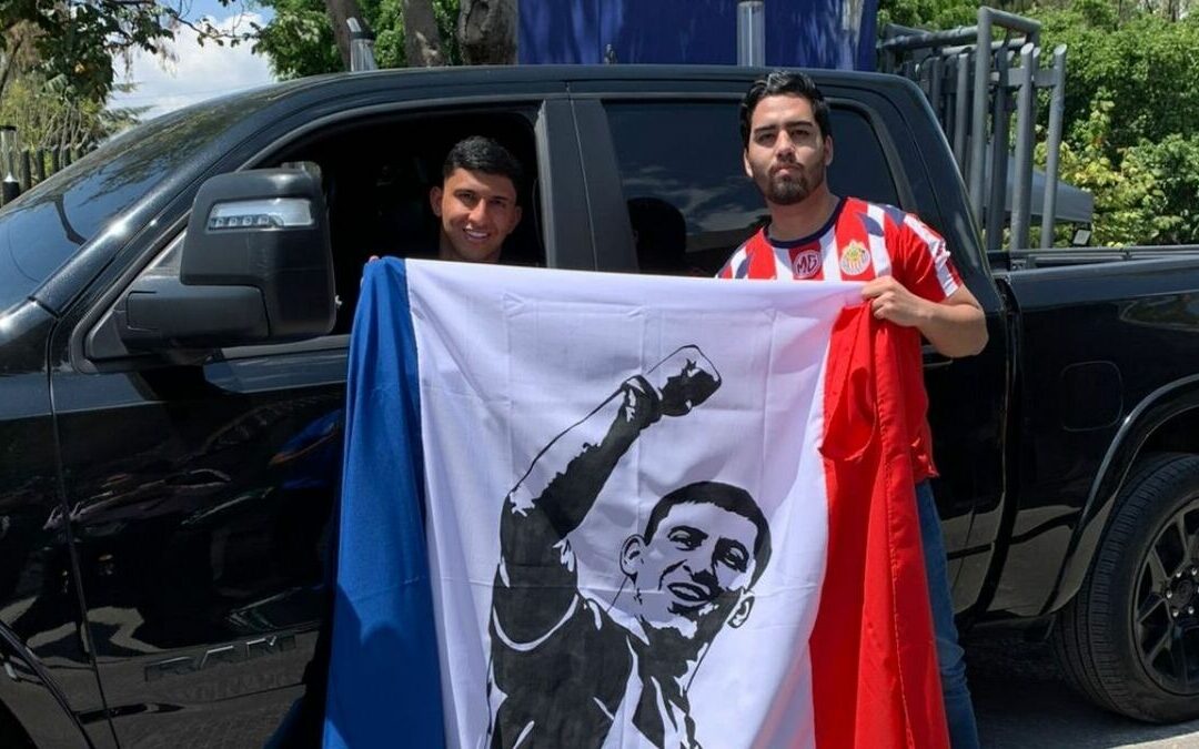 Aficionado de Chivas Asombra a ‘Cotorro’ González con Impresionante Bandera Retrato