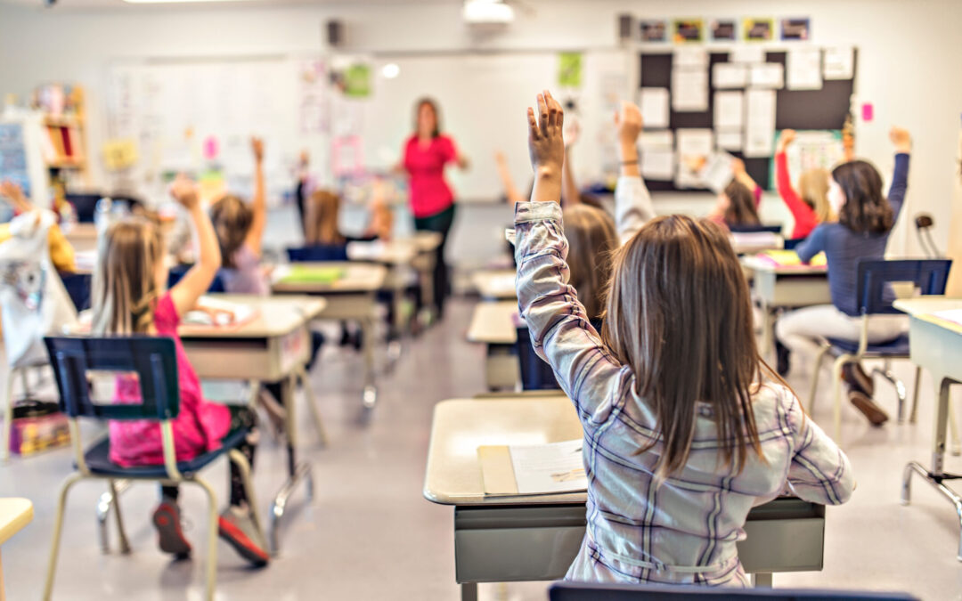Presupuesto Escolar de Boston Propuesto Amenaza con Recortes Masivos de Empleos