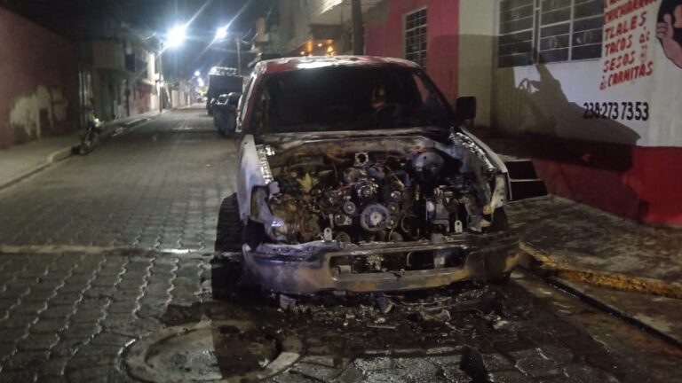 Incendio de Camioneta en Tehuacán: Posible Venganza Contra Grúas Oscarín
