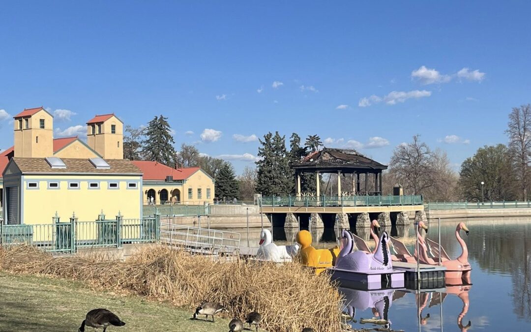 Devastador incendio arrasa con el quiosco de conciertos en City Park, Denver