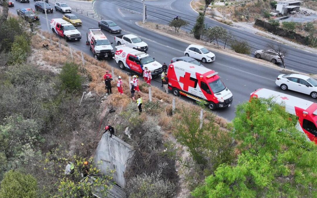 Accidente en Monterrey: Camioneta vuelca en Paseo de los Leones con personas atrapadas