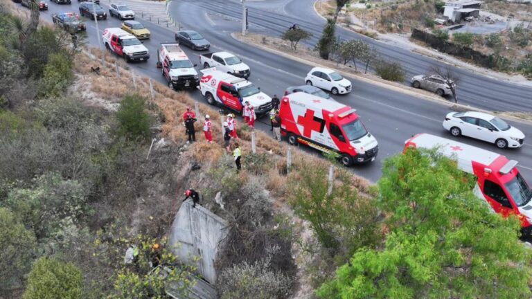Accidente en Monterrey: Camioneta vuelca en Paseo de los Leones con personas atrapadas