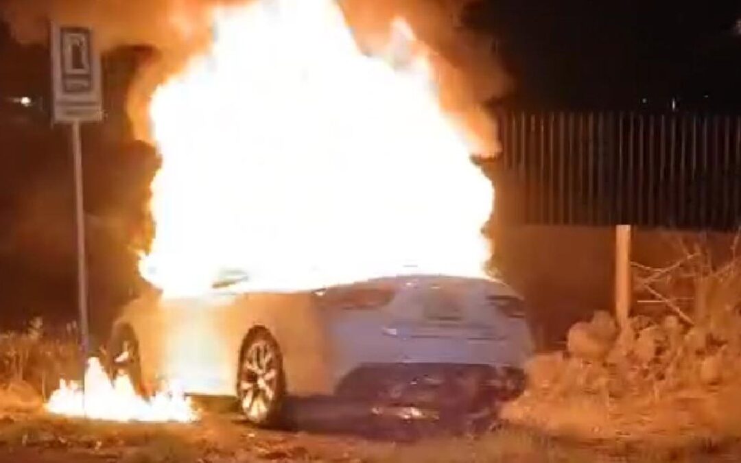 Impactante Ataque del Crimen Organizado Deja Autos Calcinados en El Arenal